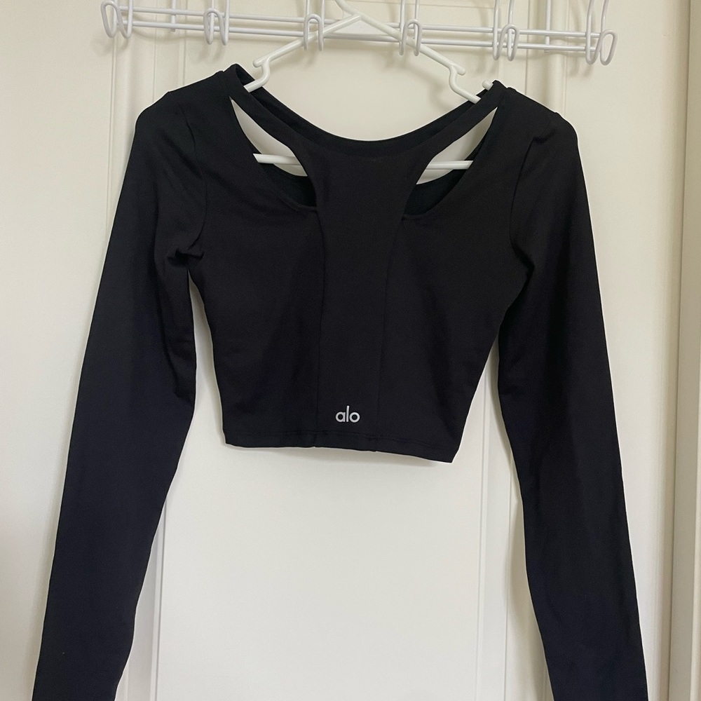 LIKE NEW ALO LONG SLEEVE CROPPED WORKOUT TOP IN BLACK CUT OUT DETAILS SIZE SMALL